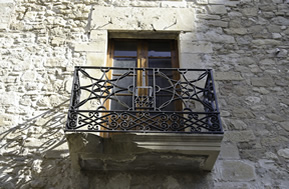 Balcón de hierro del primer piso